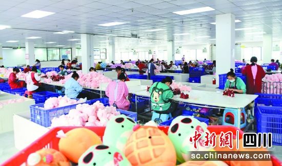 恒源毛絨玩具有限公司工人進行玩具線口縫制。 郭明 攝 恒源毛絨玩具有限公司工人進行玩具線口縫制。 郭明 攝