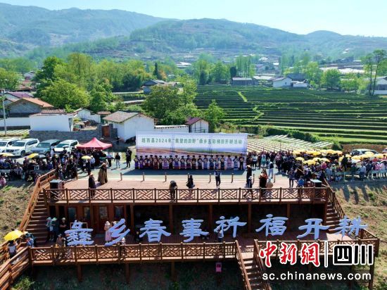 彝鄉(xiāng)五彩梯田開耕活動。(越西縣文化廣播電視和旅游局 供圖) 彝鄉(xiāng)五彩梯田開耕活動。(越西縣文化廣播電視和旅游局 供圖)
