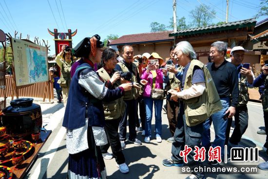 彝族非遺民俗體驗。(越西縣文化廣播電視和旅游局 供圖) 彝族非遺民俗體驗。(越西縣文化廣播電視和旅游局 供圖)