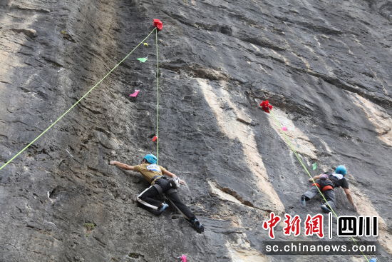 川渝自然巖壁萬源八臺(tái)山攀巖公開賽舉行。馬發(fā)海 攝 川渝自然巖壁萬源八臺(tái)山攀巖公開賽舉行。馬發(fā)海 攝