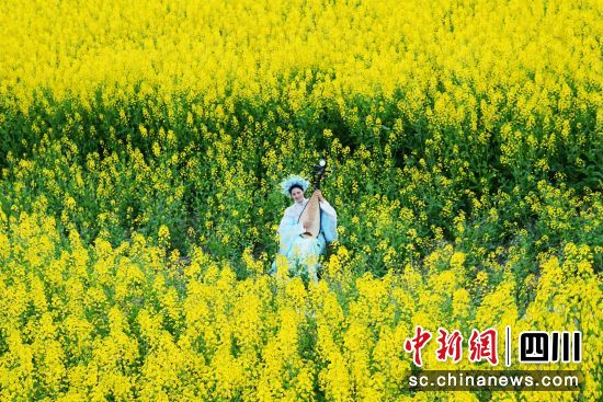 花田音樂會促民族團結“一路生花”。敘永縣委統戰部供圖 花田音樂會促民族團結“一路生花”。敘永縣委統戰部供圖