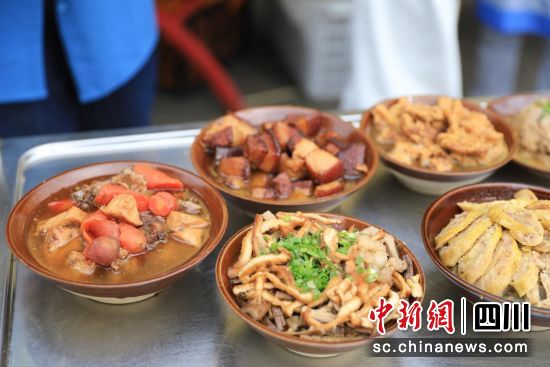 壩壩宴美食。(越西縣文化廣播電視和旅游局 供圖) 壩壩宴美食。(越西縣文化廣播電視和旅游局 供圖)