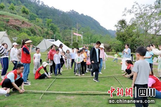 開心玩耍的游客。青神融媒供圖 開心玩耍的游客。青神融媒供圖