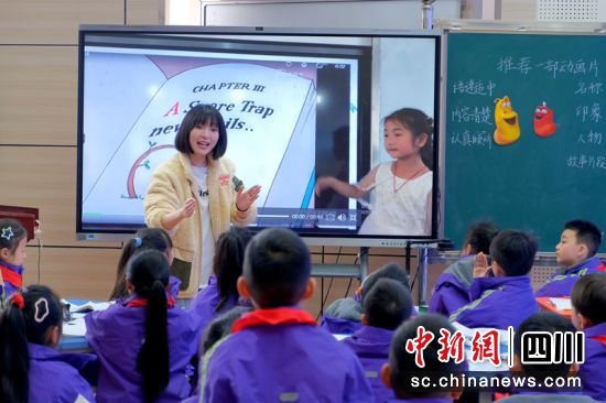 洪雅實(shí)驗(yàn)小學(xué)老師賈婷在江北學(xué)區(qū)師徒結(jié)對(duì)徒弟曬課活動(dòng)中執(zhí)教《推薦一部動(dòng)畫(huà)片》現(xiàn)場(chǎng)。洪雅教育供圖 洪雅實(shí)驗(yàn)小學(xué)老師賈婷在江北學(xué)區(qū)師徒結(jié)對(duì)徒弟曬課活動(dòng)中執(zhí)教《推薦一部動(dòng)畫(huà)片》現(xiàn)場(chǎng)。洪雅教育供圖