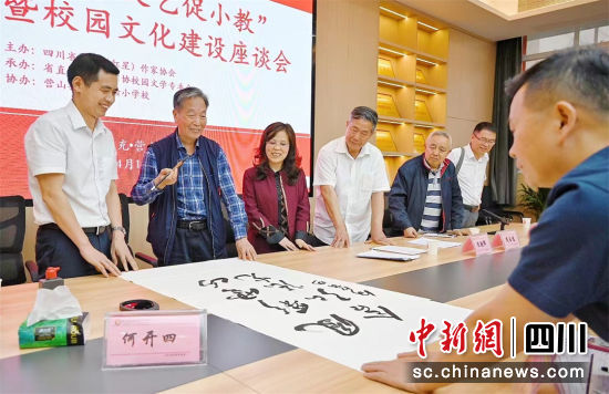 何開四即興賦詩揮毫。曉風皓月 攝 何開四即興賦詩揮毫。曉風皓月 攝