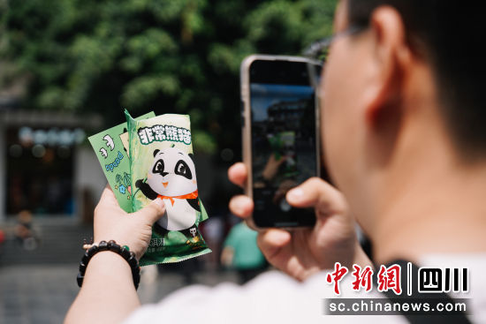 “安逸”給游客派發的冰淇淋。(唐倩 攝) “安逸”給游客派發的冰淇淋。(唐倩 攝)