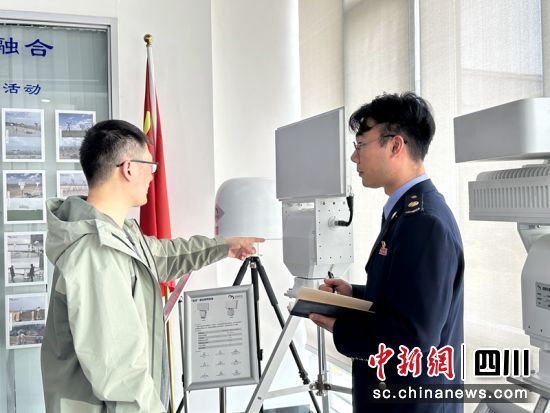 稅務(wù)局干部走進企業(yè)開展政策輔導。成都稅務(wù)供圖 稅務(wù)局干部走進企業(yè)開展政策輔導。成都稅務(wù)供圖