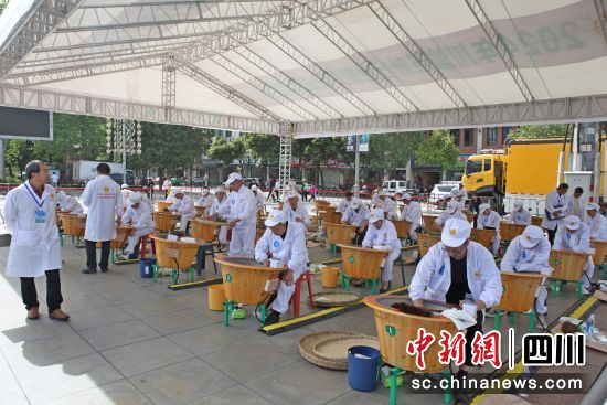 手工制茶比賽現場。康勇 攝 手工制茶比賽現場。康勇 攝
