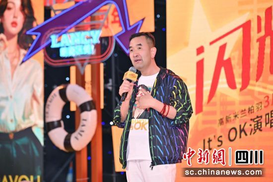 申東日董事長出現(xiàn)慶典活動(dòng)。成都高新米蘭柏羽供圖 申東日董事長出現(xiàn)慶典活動(dòng)。成都高新米蘭柏羽供圖