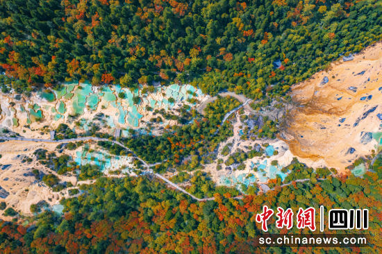 黃龍秋日美景。(楊友利 攝) 黃龍秋日美景。(楊友利 攝)