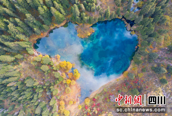 松潘縣牟尼溝景區二道海。(楊友利 攝) 松潘縣牟尼溝景區二道海。(楊友利 攝)