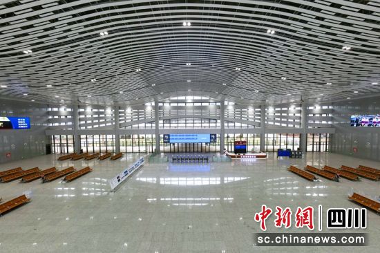 成自宜高鐵三岔湖站候車大廳。(資料圖)記者 劉忠俊 攝 成自宜高鐵三岔湖站候車大廳。(資料圖)記者 劉忠俊 攝