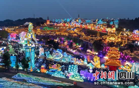 自貢燈會(huì)現(xiàn)場。(資料圖) 自貢市委宣傳部 供圖 自貢燈會(huì)現(xiàn)場。(資料圖) 自貢市委宣傳部 供圖
