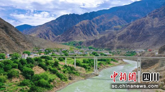 綠意蔥蘢的金沙江大橋。陳秋月 攝 綠意蔥蘢的金沙江大橋。陳秋月 攝