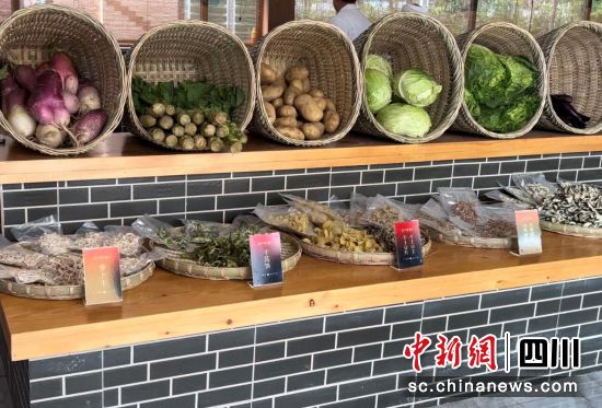 原野食材系列展區。汶川縣委宣傳部供圖 原野食材系列展區。汶川縣委宣傳部供圖