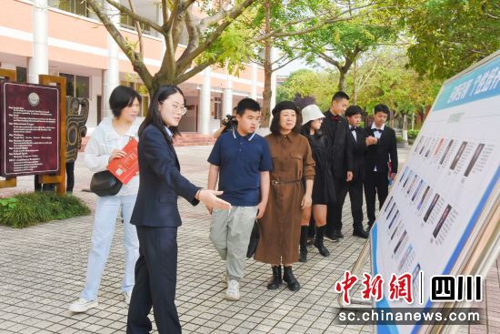 家長、學生觀看校園展板。 鄭伊琳 攝 家長、學生觀看校園展板。 鄭伊琳 攝