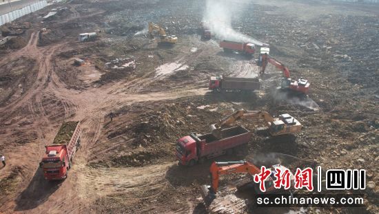 圖為項(xiàng)目開工現(xiàn)場(chǎng)。中鐵四局 供圖 圖為項(xiàng)目開工現(xiàn)場(chǎng)。中鐵四局 供圖
