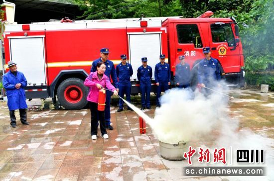 消防安全技能培訓現場。汶川縣委宣傳部供圖 消防安全技能培訓現場。汶川縣委宣傳部供圖