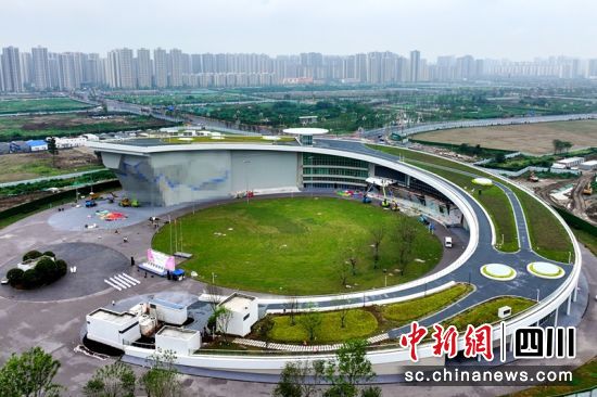占地面積8031平方米的眉山國(guó)際攀巖中心。記者 劉忠俊 攝 占地面積8031平方米的眉山國(guó)際攀巖中心。記者 劉忠俊 攝