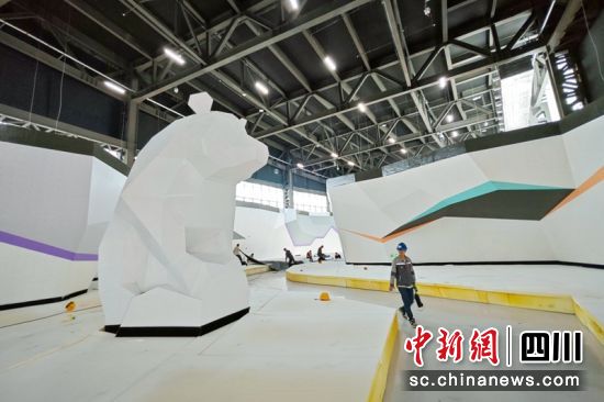 眉山國(guó)際攀巖中心室內(nèi)場(chǎng)地一角。記者 劉忠俊 攝 眉山國(guó)際攀巖中心室內(nèi)場(chǎng)地一角。記者 劉忠俊 攝