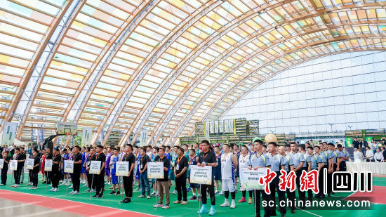 參賽的9支鄉(xiāng)鎮(zhèn)籃球代表隊。四川省農(nóng)業(yè)農(nóng)村廳供圖 參賽的9支鄉(xiāng)鎮(zhèn)籃球代表隊。四川省農(nóng)業(yè)農(nóng)村廳供圖