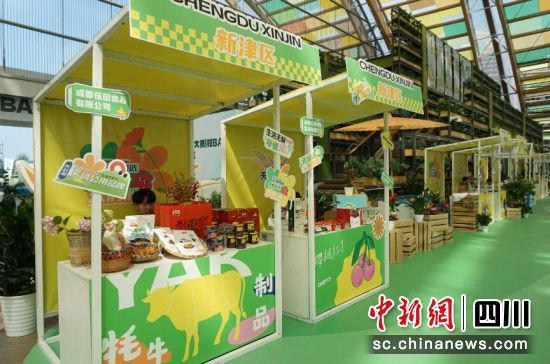 比賽現(xiàn)場設(shè)置有鄉(xiāng)村集市。陳選斌 攝 比賽現(xiàn)場設(shè)置有鄉(xiāng)村集市。陳選斌 攝