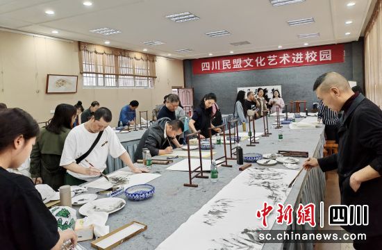 筆會(huì)交流。民盟廣安市委會(huì)供圖 筆會(huì)交流。民盟廣安市委會(huì)供圖