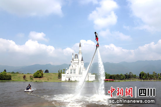 水上飛人表演。 綿竹市融媒體中心供圖 水上飛人表演。 綿竹市融媒體中心供圖