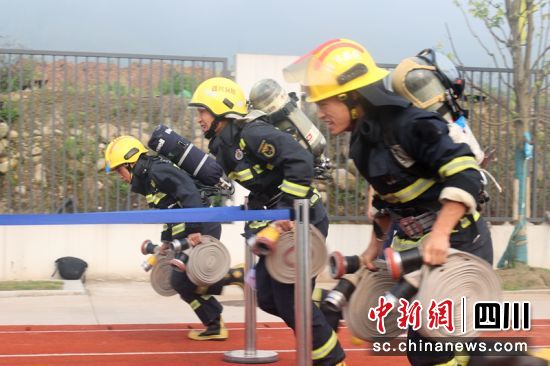 百米負重跑比賽現場。雅安消防供圖 百米負重跑比賽現場。雅安消防供圖