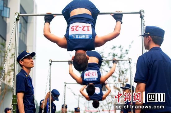 單杠卷身上比賽現場。雅安消防供圖 單杠卷身上比賽現場。雅安消防供圖