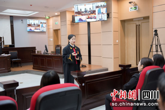 庭審后普法宣講。瀘縣法院供圖 庭審后普法宣講。瀘縣法院供圖