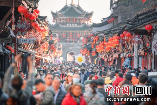 節假日期間的會理古城人山人海。(周能發 攝) 節假日期間的會理古城人山人海。(周能發 攝)