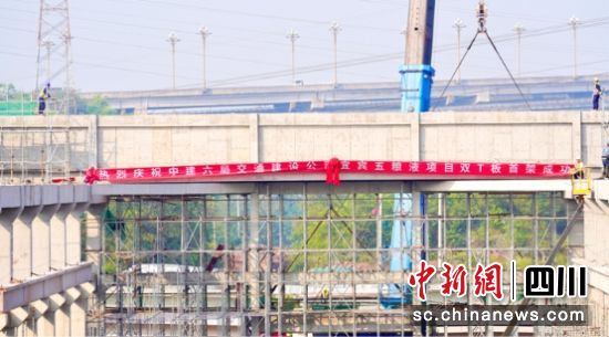 10萬噸生態釀酒項目雙T板首架成功。中建六局交通公司供圖 10萬噸生態釀酒項目雙T板首架成功。中建六局交通公司供圖