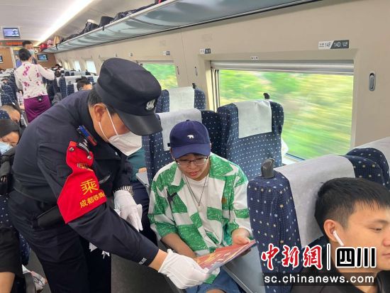 民警在車廂進行安全宣傳。成都鐵路公安處供圖 民警在車廂進行安全宣傳。成都鐵路公安處供圖