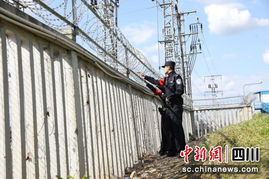 民警在進行線路巡查。成都鐵路公安處供圖 民警在進行線路巡查。成都鐵路公安處供圖