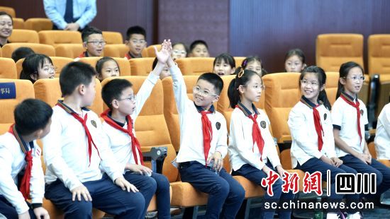國家稅務總局四川天府新區稅局走進校園,與天府中學附屬小學聯合開展青少年稅收法治宣傳基地揭牌儀式暨主題學法活動。四川天府新區稅局供圖 國家稅務總局四川天府新區稅局走進校園,與天府中學附屬小學聯合開展青少年稅收法治宣傳基地揭牌儀式暨主題學法活動。四川天府新區稅局供圖