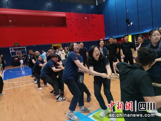 職工趣味運動會上的拔河比賽。中鐵文旅川投公司供圖 職工趣味運動會上的拔河比賽。中鐵文旅川投公司供圖