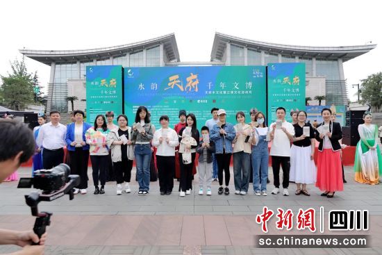 不少市民紛紛前來打卡。草堂文博資源交流促進中心 供圖 不少市民紛紛前來打卡。草堂文博資源交流促進中心 供圖