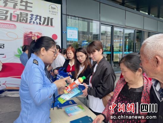 正在向市民進行講解。簡陽市委宣傳部 供圖 正在向市民進行講解。簡陽市委宣傳部 供圖