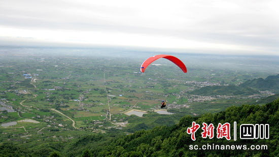 滑翔。 綿竹市融媒體中心供圖 滑翔。 綿竹市融媒體中心供圖