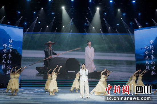 歌手海來阿木表演。(四川廣播電視臺 供圖) 歌手海來阿木表演。(四川廣播電視臺 供圖)