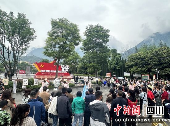 小長假第一天汶川縣域內游客量持續增長。汶川縣委宣傳部供圖 小長假第一天汶川縣域內游客量持續增長。汶川縣委宣傳部供圖