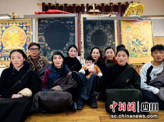 海清與非遺傳承人合影。壤塘縣委宣傳部供圖 海清與非遺傳承人合影。壤塘縣委宣傳部供圖