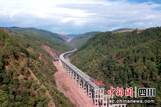 西昭高速公路北山村2號特大橋架梁現場。楊蕾 攝 西昭高速公路北山村2號特大橋架梁現場。楊蕾 攝
