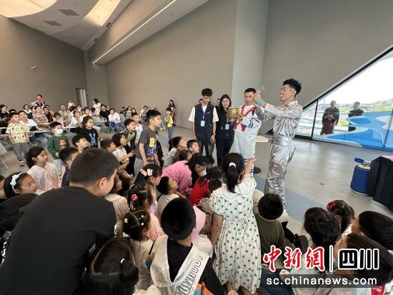 市民游客在成都科幻館參與互動。郫都區融媒體中心 供圖 市民游客在成都科幻館參與互動。郫都區融媒體中心 供圖