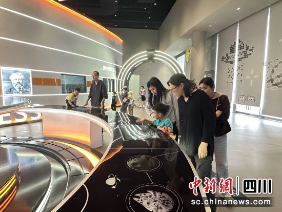 市民游客在成都科幻館參與互動。郫都區融媒體中心 供圖 市民游客在成都科幻館參與互動。郫都區融媒體中心 供圖