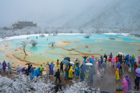 黃龍“五一”假期白雪紛飛 黃龍“五一”假期白雪紛飛