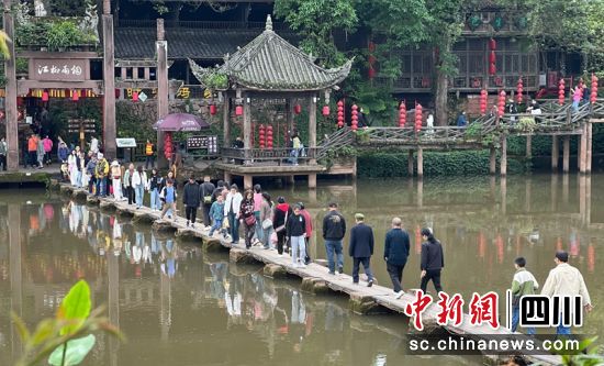 柳江古鎮人氣旺。李霞 攝 柳江古鎮人氣旺。李霞 攝