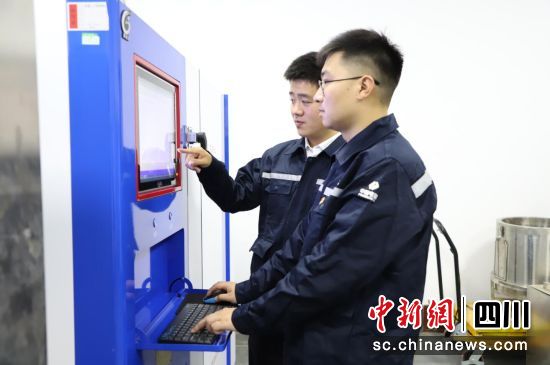 混凝土的熱物理性能測試。水電七局供圖 混凝土的熱物理性能測試。水電七局供圖