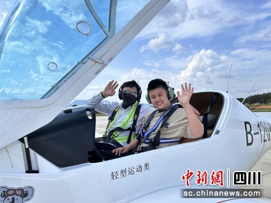 體驗低空飛行。 北川縣委宣傳部供圖 體驗低空飛行。 北川縣委宣傳部供圖